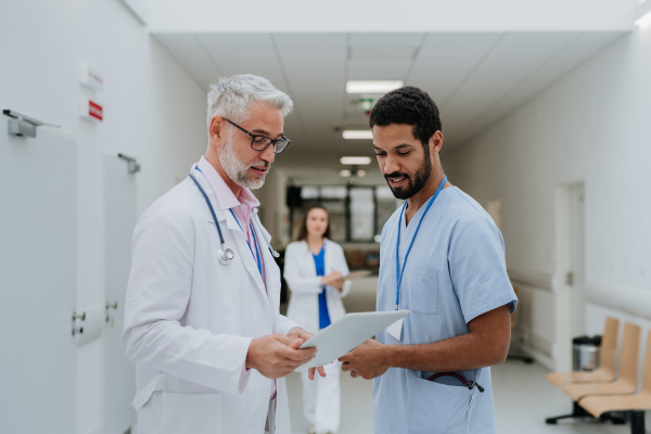 Doctors discussing something at a hospital corridor.