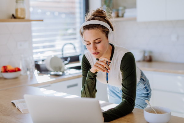 Young woman having homeoffice in an apartment.