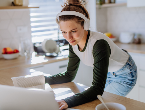 Young woman having homeoffice in an apartment.