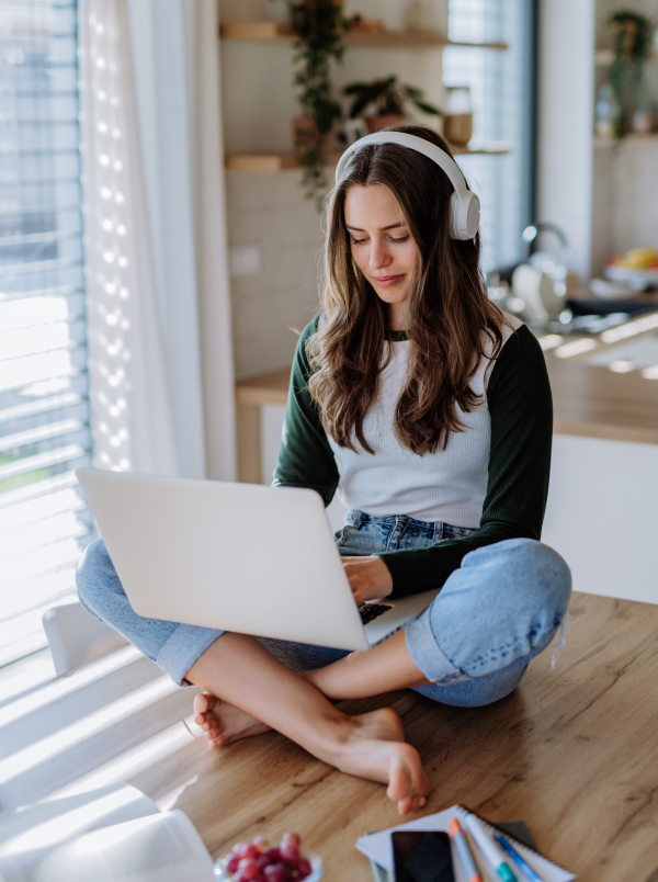 Young woman having homeoffice in an apartment.