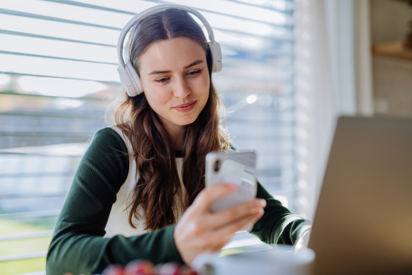 Young woman having homeoffice in an apartment.