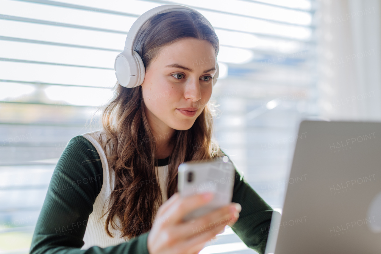 Young woman having homeoffice in an apartment.