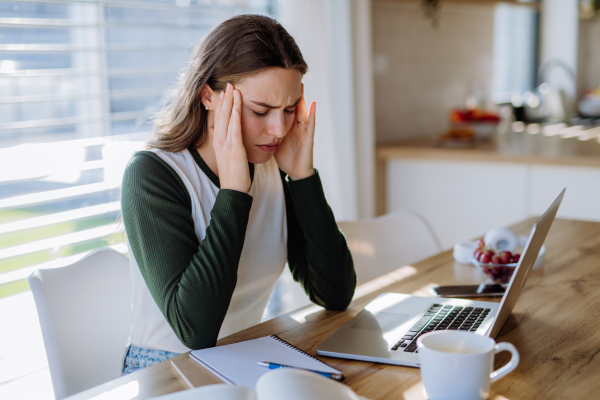 Young woman having homeoffice in an apartment.