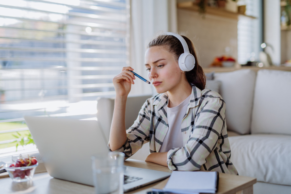 Young woman having homeoffice in an apartment.