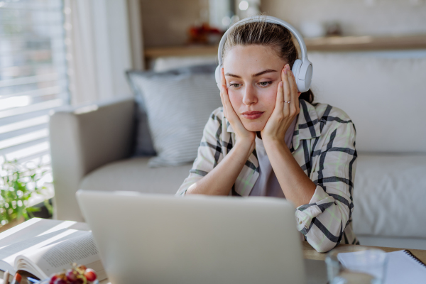 Young woman having homeoffice in an apartment.