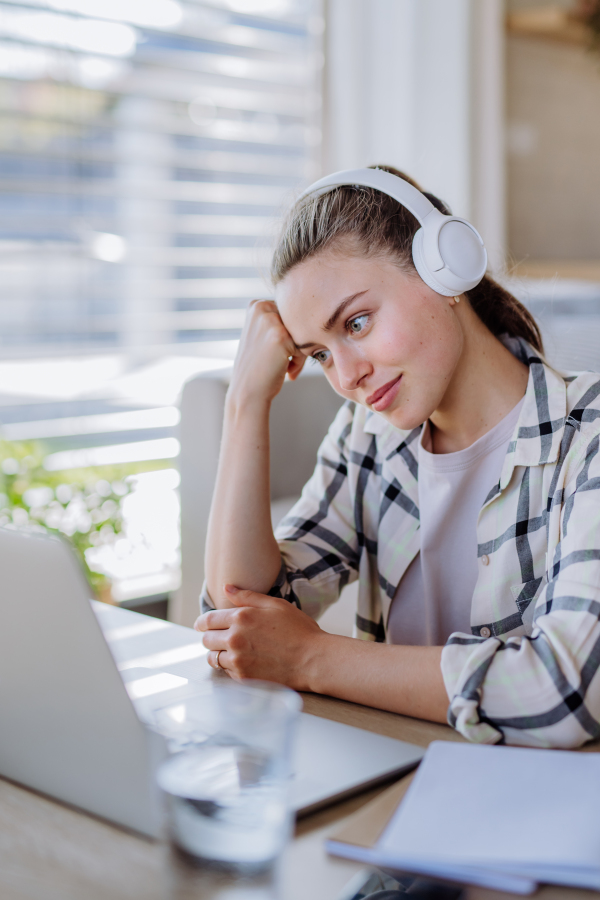 Young woman having homeoffice in an apartment.