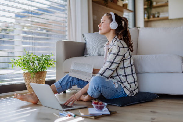 Young woman having homeoffice in an apartment.