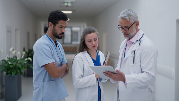 Doctors discussing something at a hospital corridor.