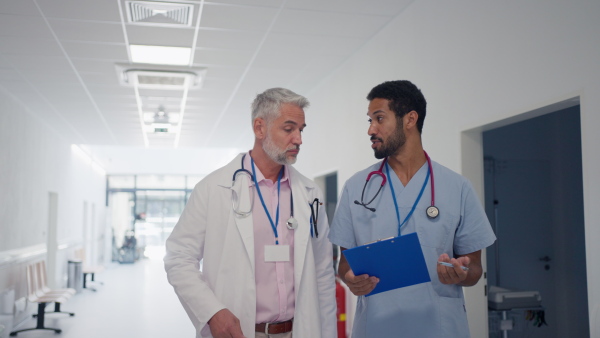 Doctors discussing something at a hospital corridor.