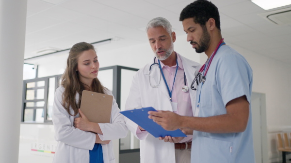 Doctors discussing something at a hospital corridor.