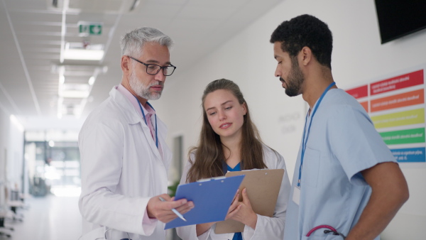 Doctors discussing something at a hospital corridor.