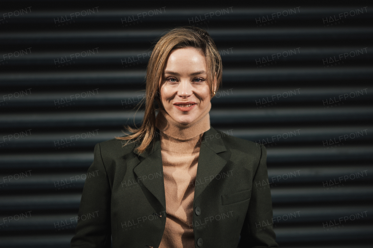 Portrait of young fashionable woman in city.