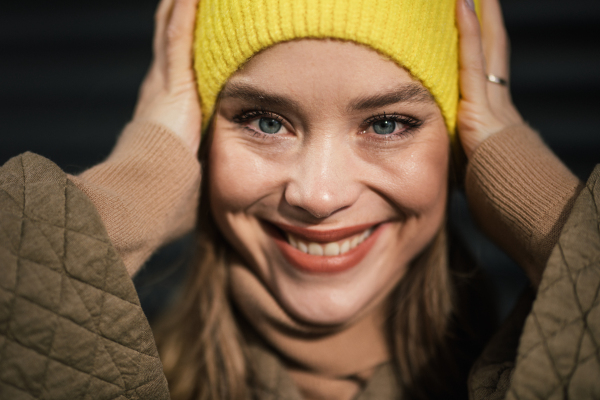 Portrait of young fashionable woman in city.