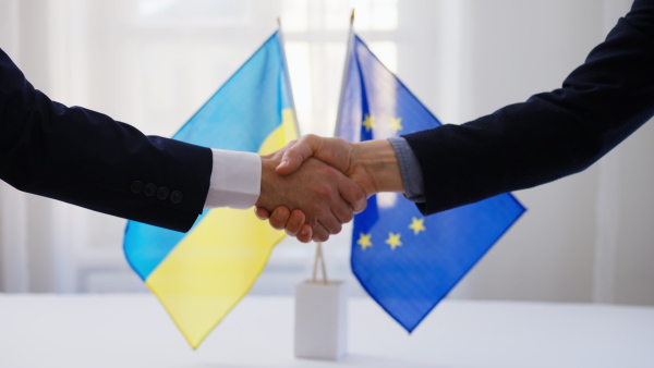 A handshake between the European Union and Ukraine, inclusion of Ukraine concept.