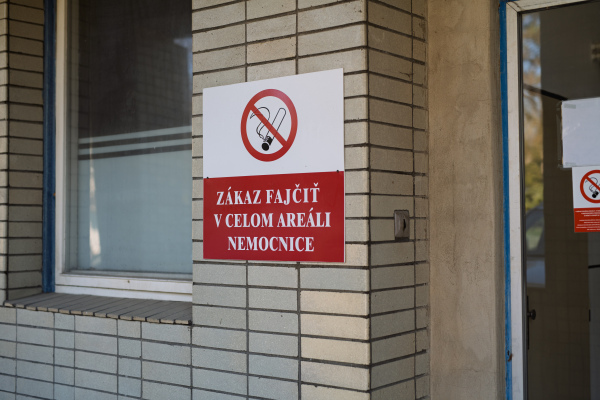 No smoking warning on tiled healthcare facility exterior