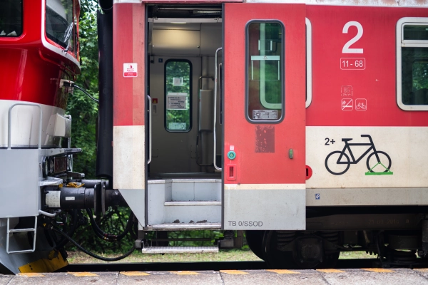 Train car with bicycle transport facility